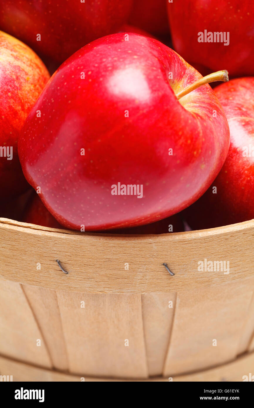 Nahaufnahme eines Apfels in Korb, Isolated on White Background. Stockfoto