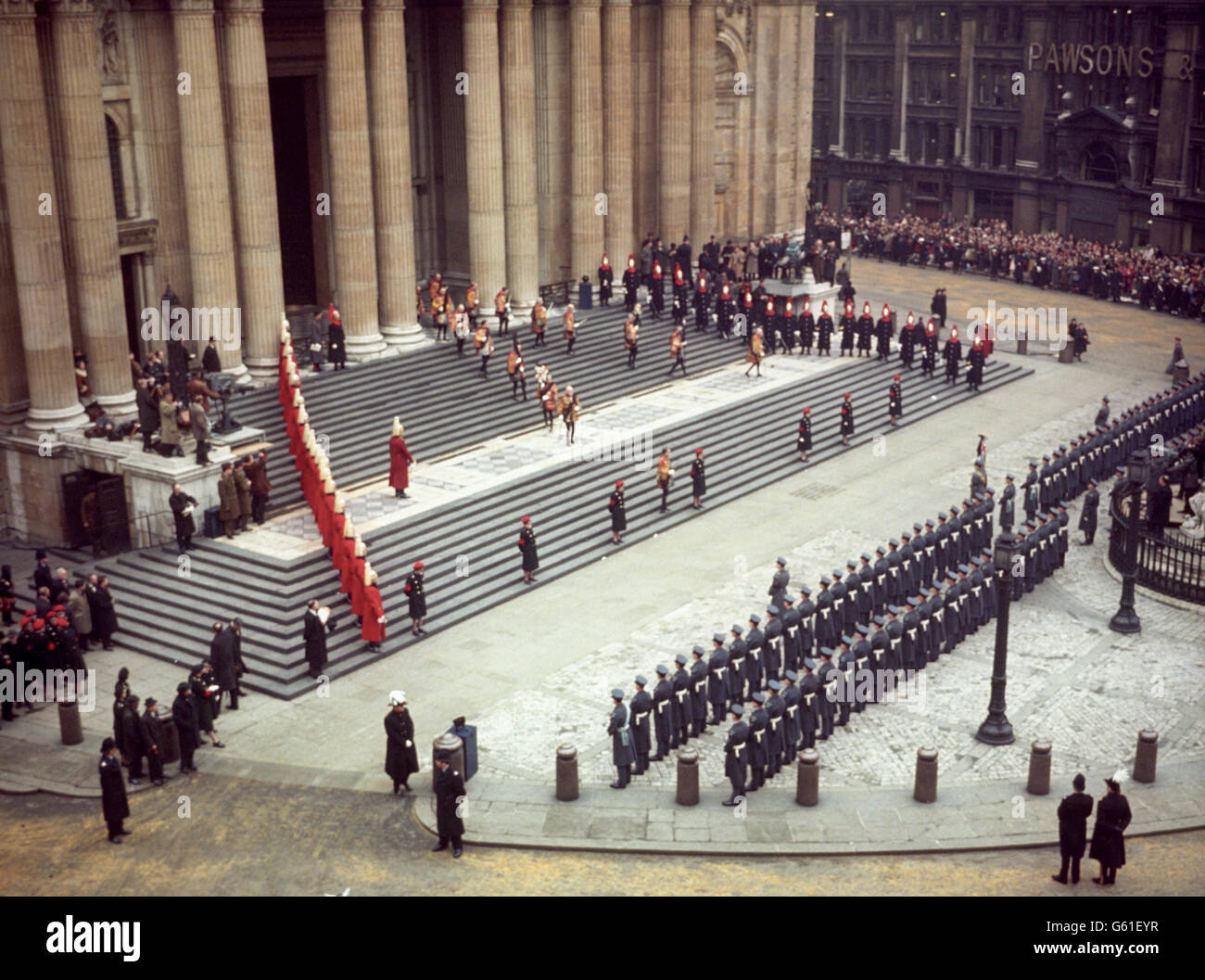 Sie läutet auf den Stufen der St. Paul's Cathedral für die Beerdigung von Sir Winston Churchill in der St. Paul's Cathedral in London ein. Stockfoto