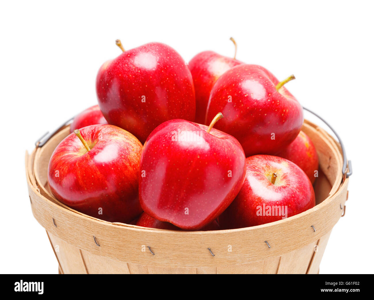Nahaufnahme der Äpfel im Korb, Isolated on White Background. Stockfoto