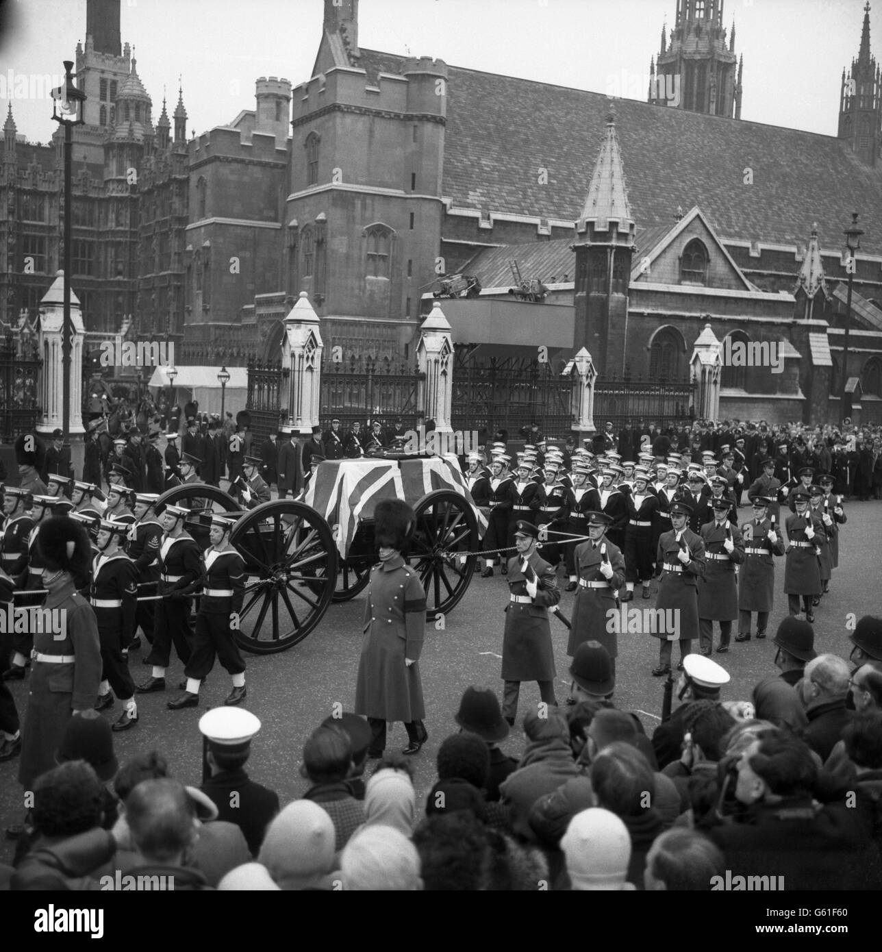 Der Waffenwagen, der den Sarg von Sir Winston Churchill trägt, taucht am Anfang der staatlichen Trauerprozession zur St. Paul's Cathedral aus dem New Palace Yard, Westminister, auf. Stockfoto