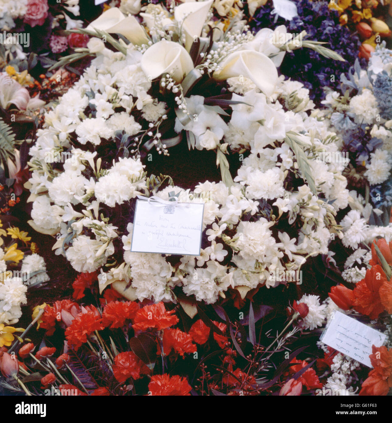 Der Kranz der Königin wurde auf das Grab von Sir Winston Churchill in Bladon, Oxfordshire, gelegt. Stockfoto