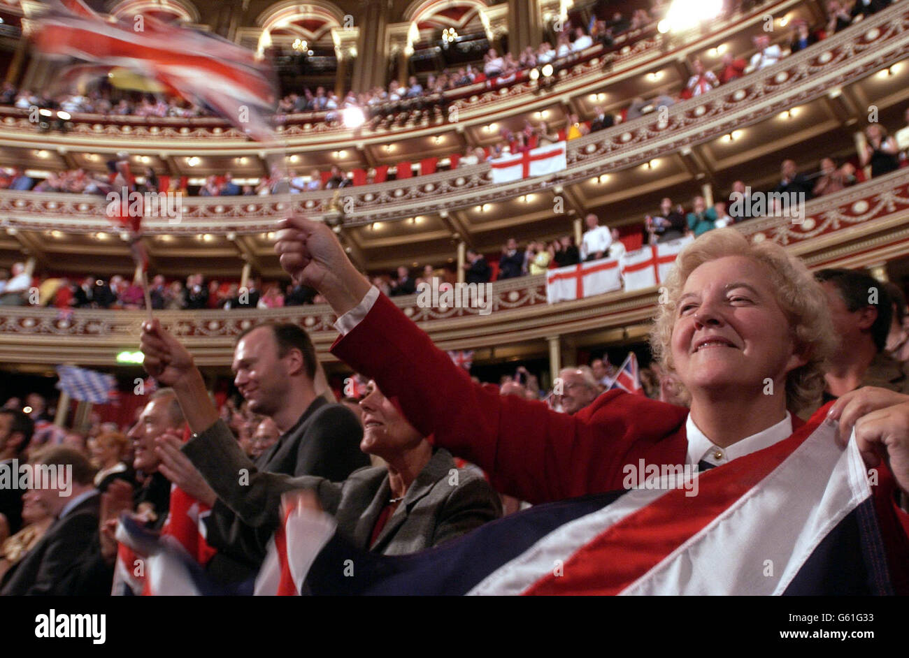 Marlene Burt aus Bexley in Kent winkt ihre Flagge, als das BBC Orchestra "Rule Britannia" als Finale bei The Last Night of the Proms in der Royal Albert Hall, London, spielt. 13/09/2003: Die jährliche Klassik-Saison der BBC erreicht ihren traditionellen Höhepunkt heute Abend, Samstag, den 13. September 2003, als Nachtschwärmer die letzte Nacht der Proms feiern. Zum ersten Mal wird es neben den Feierlichkeiten zum Brustschwellen in der Londoner Royal Albert Hall Veranstaltungen in Schottland, Wales und Nordirland geben. Die letzte Nacht - mit Hymnen als Land der Hoffnung und Herrlichkeit und Jerusalem - rundet ab Stockfoto