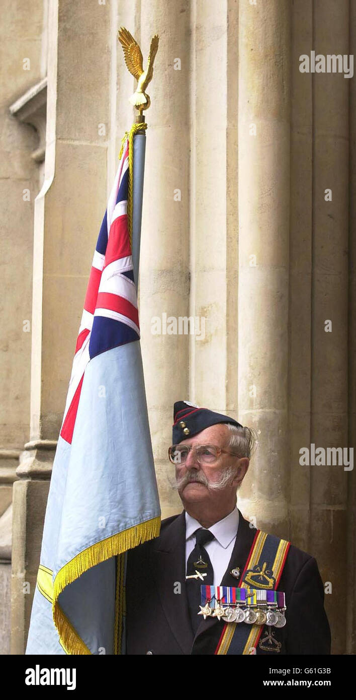 Ein Standardträger beim nationalen Erntedankfest- und Wiederweihegottesdienst in Westminster Abbey, London, zum Gedenken an die Schlacht von Großbritannien. Stockfoto