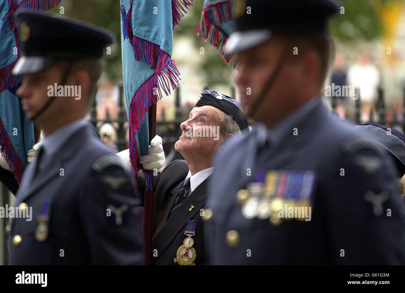 Ein Standardträger beim National Service of Thanksgiving and Rededication Service in Westminster Abbey, London, zum Gedenken an die Schlacht von Großbritannien. Stockfoto