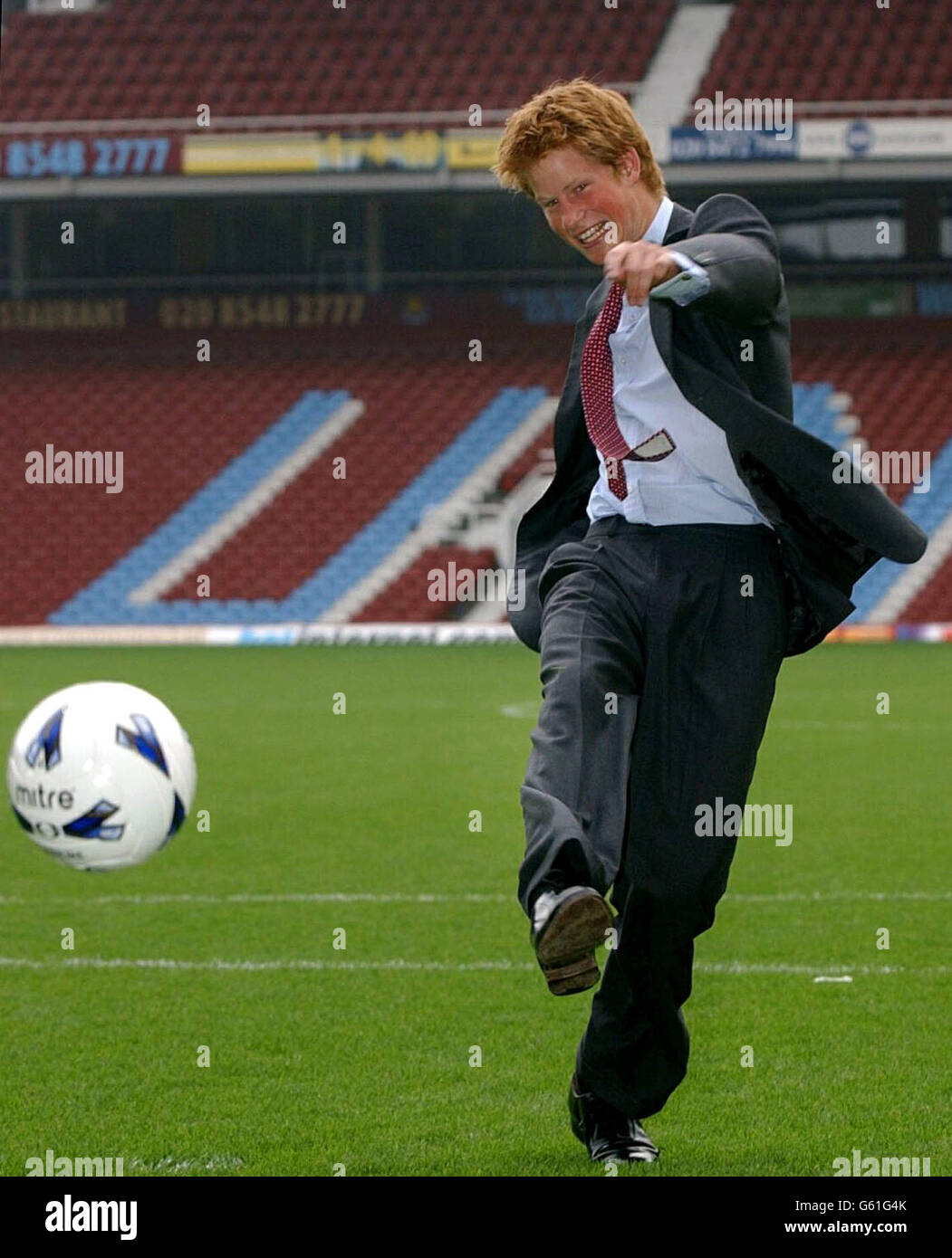 Royalty - Prince Harry - West Ham United's Upton Park. Prinz Harry nimmt einen Elfmeterstoß während eines Besuchs im Upton Park Ground von West Ham United, East London. Stockfoto