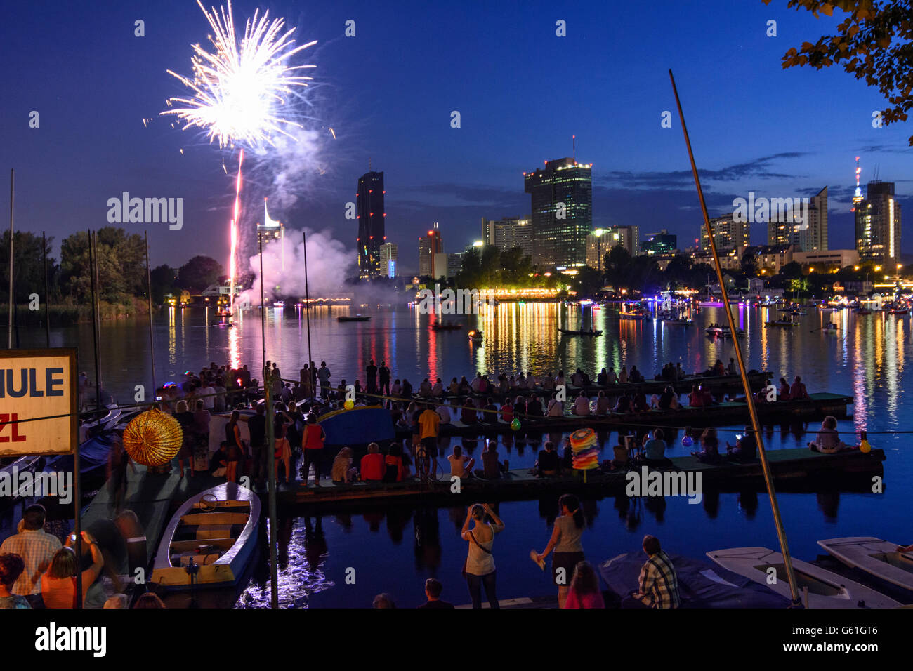 Festival der Lichter auf der alten Donau mit geschmückten Booten, Feuerwerk, Wien, Vienna, Austria, Wien, 22. Stockfoto