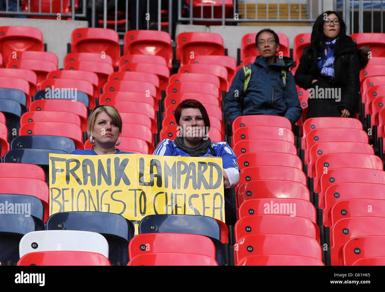 Allgemeine Ansicht der Chelsea Fans in den Tribünen nach dem Spiel mit einem Schild mit der Aufschrift 'Frank Lampard gehört zu Chelsea' Stockfoto