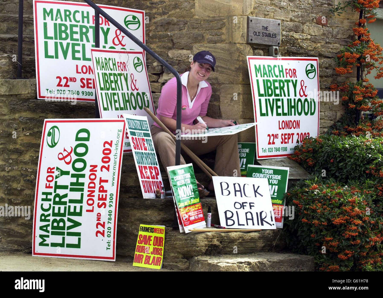 Ein Hunting and the Community Executive Officer Nicky Driver aus Ledbury, Herefordshire, mit der Countryside Alliance, bringt einige Schilder und Plakate in Ledbury zum Abschluss, die beim Liberty & Livelihood March in London verwendet werden sollen. * Es wird erwartet, dass sich mehrere hunderttausend Menschen in der Hauptstadt zusammenfinden, um gegen das zu protestieren, was sie als die Erosion des traditionellen ländlichen Lebens ansehen. Stockfoto