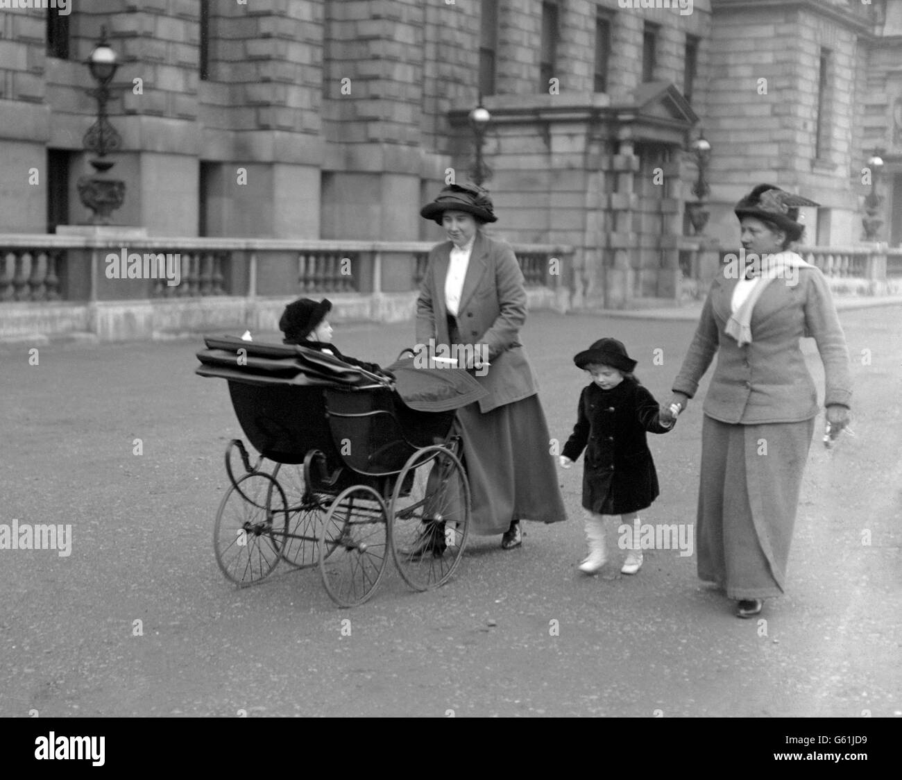 Diana Churchill, Tochter von Winston Churchill, läuft mit ihrer Krankenschwester in Whitehall. Im Perambulator ist Randolph Churchill. Stockfoto
