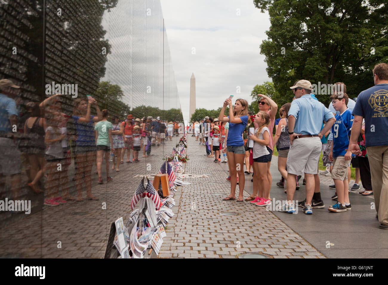 Washington, DC USA, 29. Mai 2016: Besucher am Vietnam-Krieg-Denkmal für National Memorial Day Wochenende Stockfoto