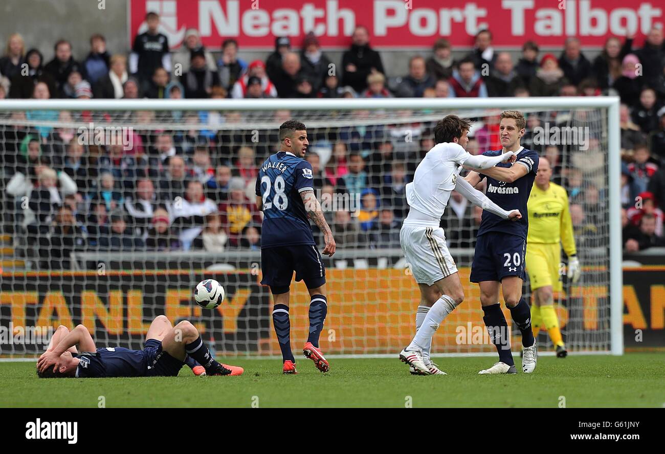 Fußball - Barclays Premier League - Swansea City / Tottenham Hotspur - Liberty Stadium. Miguel Michu (links) von Swansea City und Michael Dawson von Tottenham Hotspur stehen sich gegenüber Stockfoto