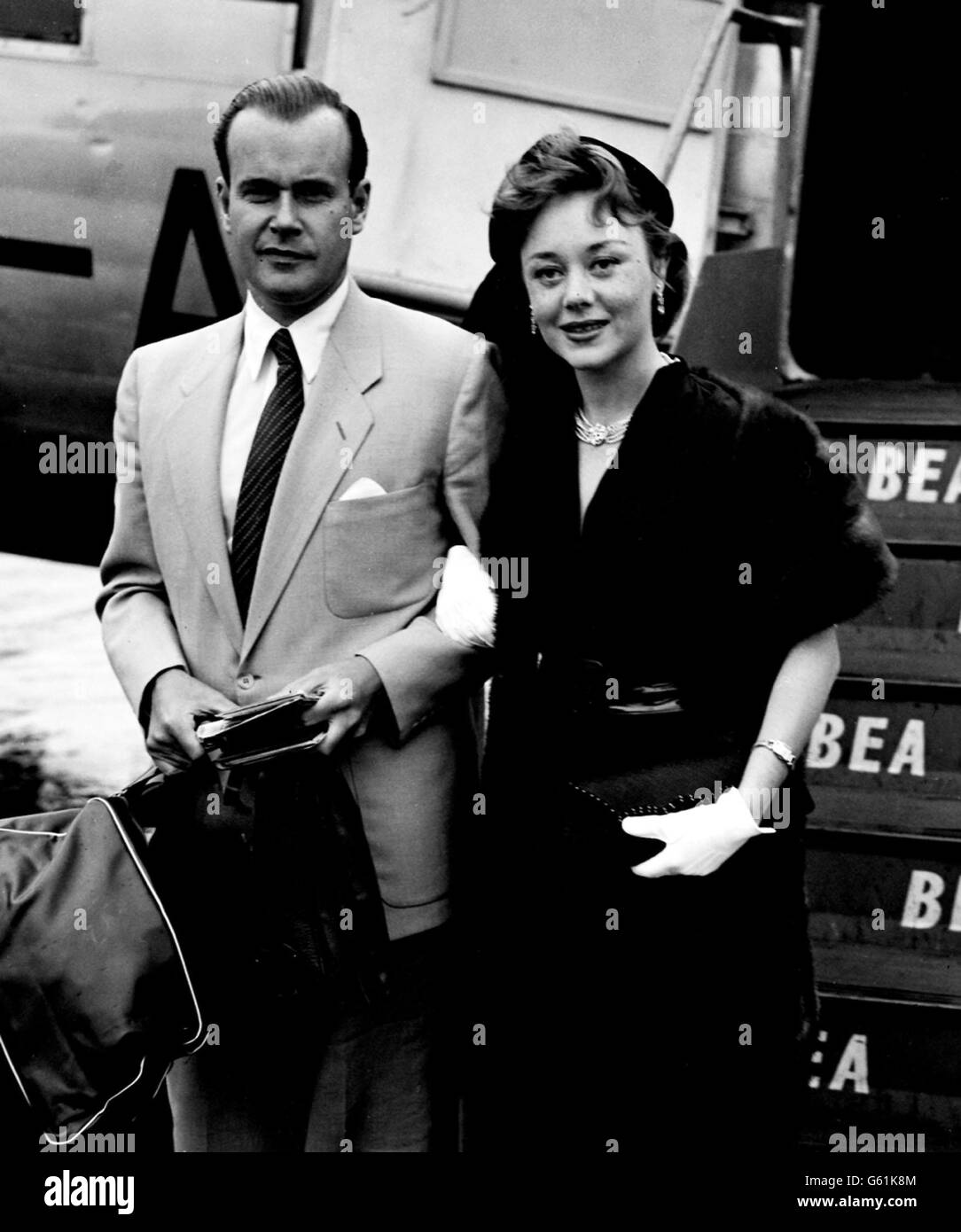 Zurück von den verspäteten Flitterwochen einer Woche ist die britische Schauspielerin Glynis Johns, die mit ihrem amerikanischen Ehemann, Herrn David Foster, bei ihrer Ankunft am Flughafen Northolt fotografiert wurde. Stockfoto