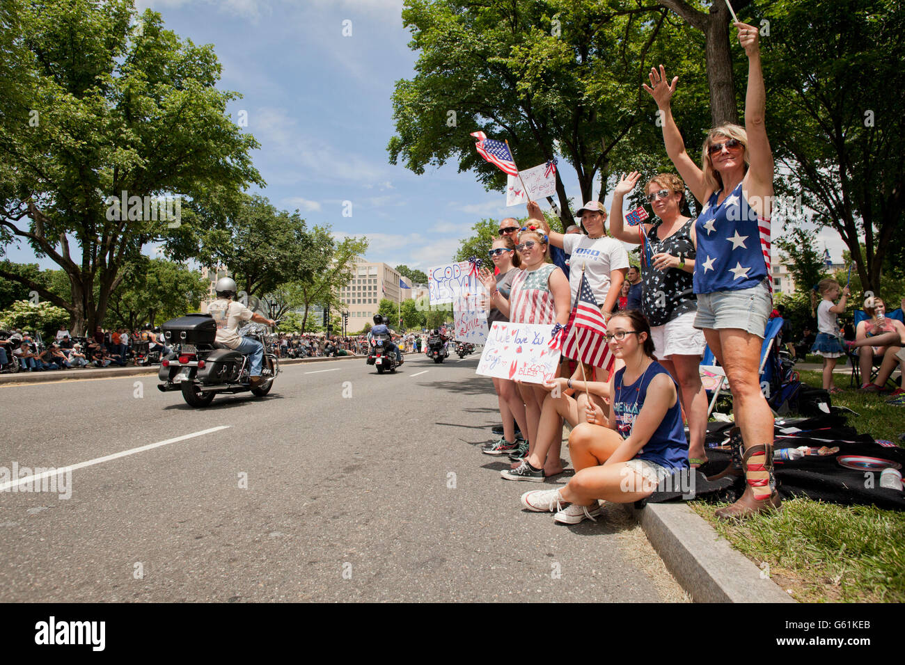 Washington, DC USA, 29. Mai 2016: Unterstützer wehende Fahnen während Memorial Day Wochenende Rolling Thunder Fahrt Stockfoto