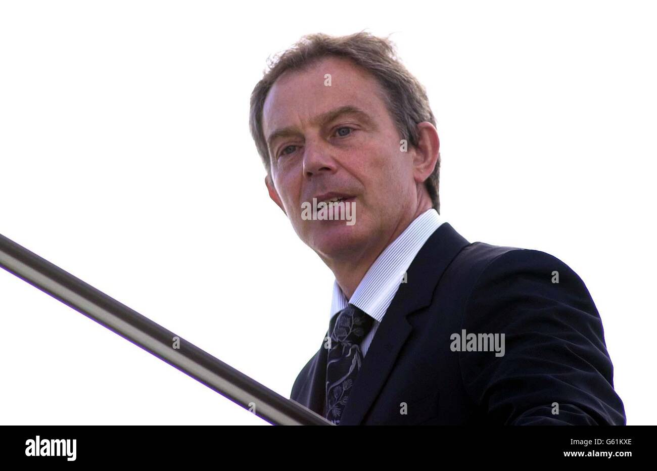 Der britische Premierminister Tony Blair besteigen sein Flugzeug am Londoner Flughafen Heathrow für seinen Flug in die Vereinigten Staaten von Amerika zu Gesprächen mit dem amerikanischen Präsidenten George W. Bush. Stockfoto