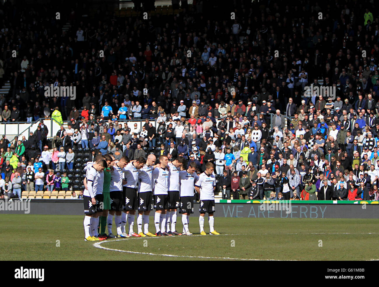 VERÄNDERTE ÜBERSCHRIFT, KATEGORIE, THEMA, STICHWORT UND ÜBERSCHRIFT ÜBERTRAGEN. Derby County Spieler beobachten eine Schweigeminute in Erinnerung an die sechs Kinder, die vor dem Spiel der npower Football League Championship im Pride Park, Derby, bei einem Hausbrand auf der Victory Road ihr Leben verloren haben. Stockfoto