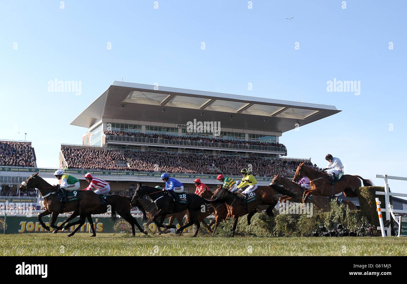 Pferderennen - The 2013 John Smith's Grand National - Grand National Day - Aintree Racecourse. Pferde in Aktion während der Grand National Chase von John Smith während des Grand National Day auf der Aintree Racecourse, Liverpool. Stockfoto