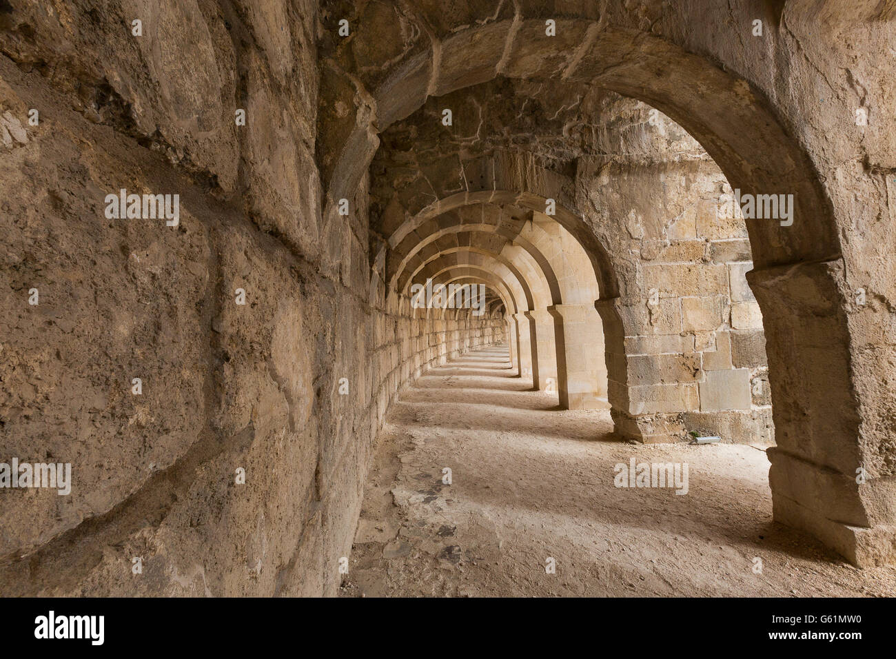Bögen im Galeriebereich des römischen Amphitheaters in Aspendos, Türkei. Stockfoto