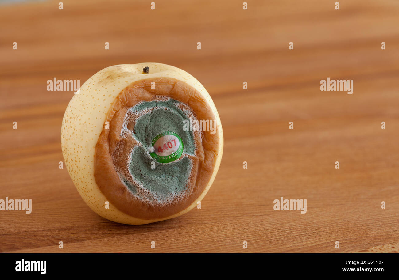 verfaulte Frucht: "Asiatische Birne" steht auf dem Etikett in Englisch und Französisch Stockfoto