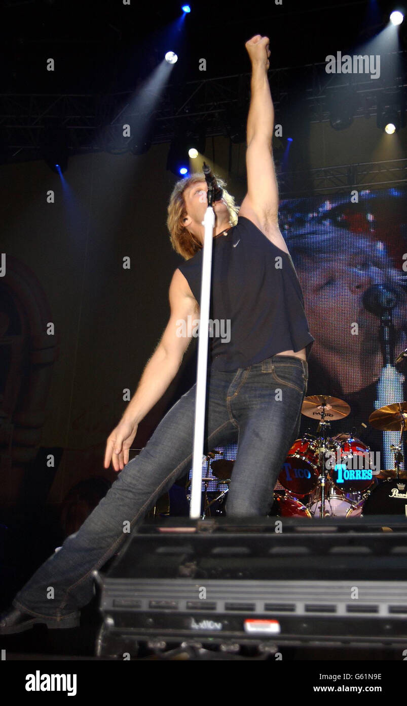 Bon Jovi tritt während des Capital Request Konzerts von Chris Tarrant in der Wembley Arena in London auf. Stockfoto