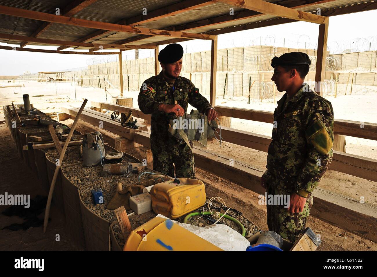 Explosive Ordnance Disposal & Improvised Explosive Device Destroy (EOD & IEDD) High Threat Operators from 215 Core, 3rd Brigade, Afghan National Army Nehmen an rein afghanisch geführten Trainings Teil, ohne Intervention von ISAF-Kräften, während sie sich in Richtung Selbstversorgung im Umgang mit der IED-Bedrohung bewegen. Stockfoto