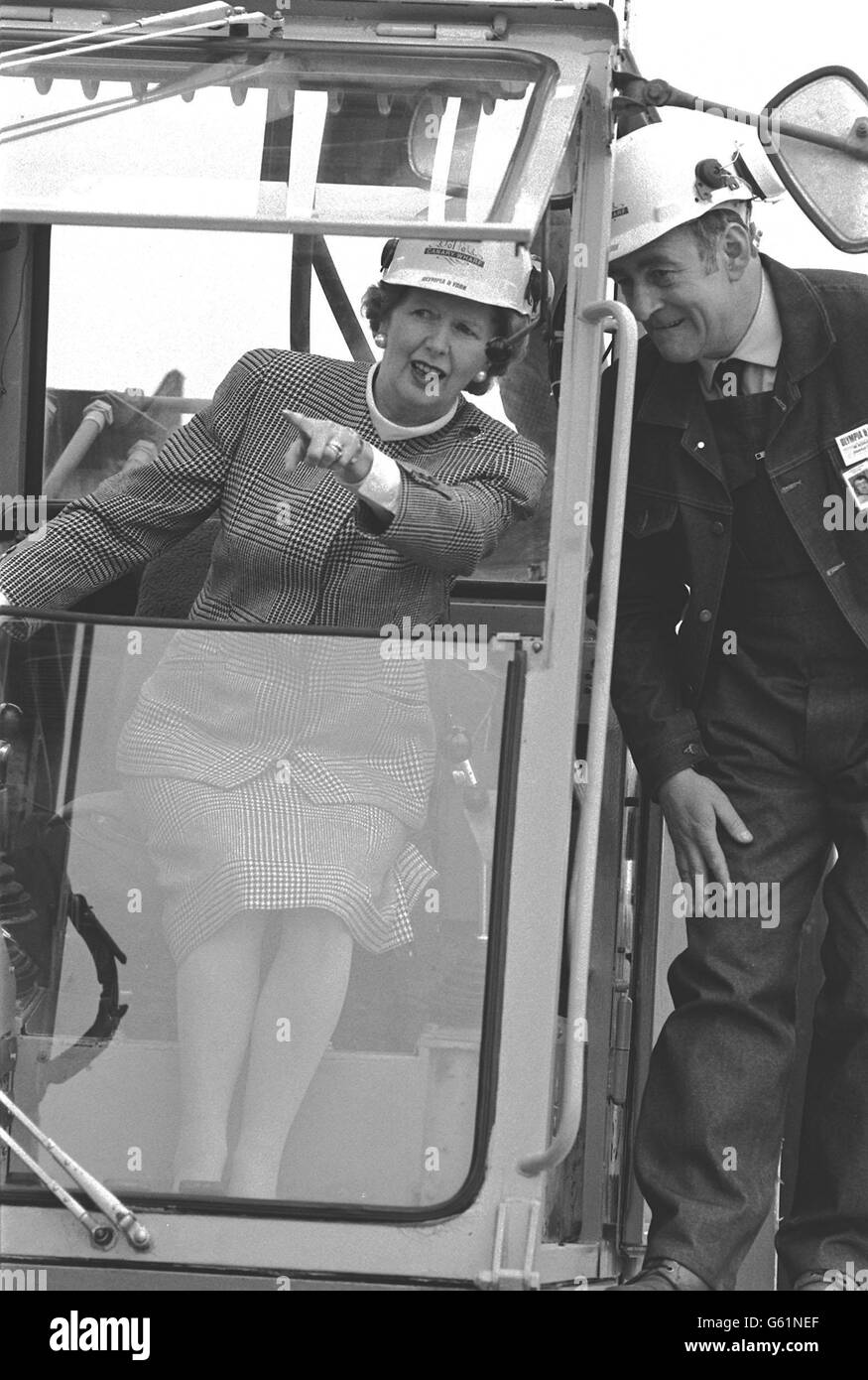 Unter anleitung des rammtreibers archie fulton -Fotos und -Bildmaterial ...