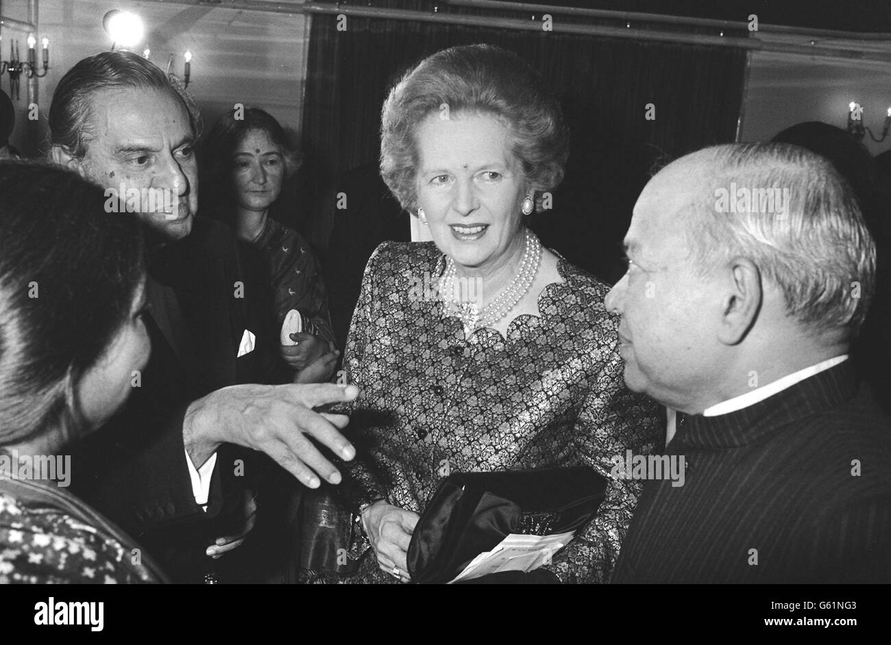 Margaret Thatcher trägt das Zeichen der Begrüßung - ein „bindi“ roter Fleck auf ihrer Stirn - im Dorchester Hotel in London, als sie anderen Gästen beim Diwali Festival vorgestellt wurde. Stockfoto