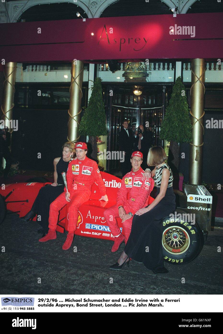 29/2/96, Michael Schumacher und Eddie Irvine mit einem Ferrari vor Aspreys, Bond Street, London Stockfoto