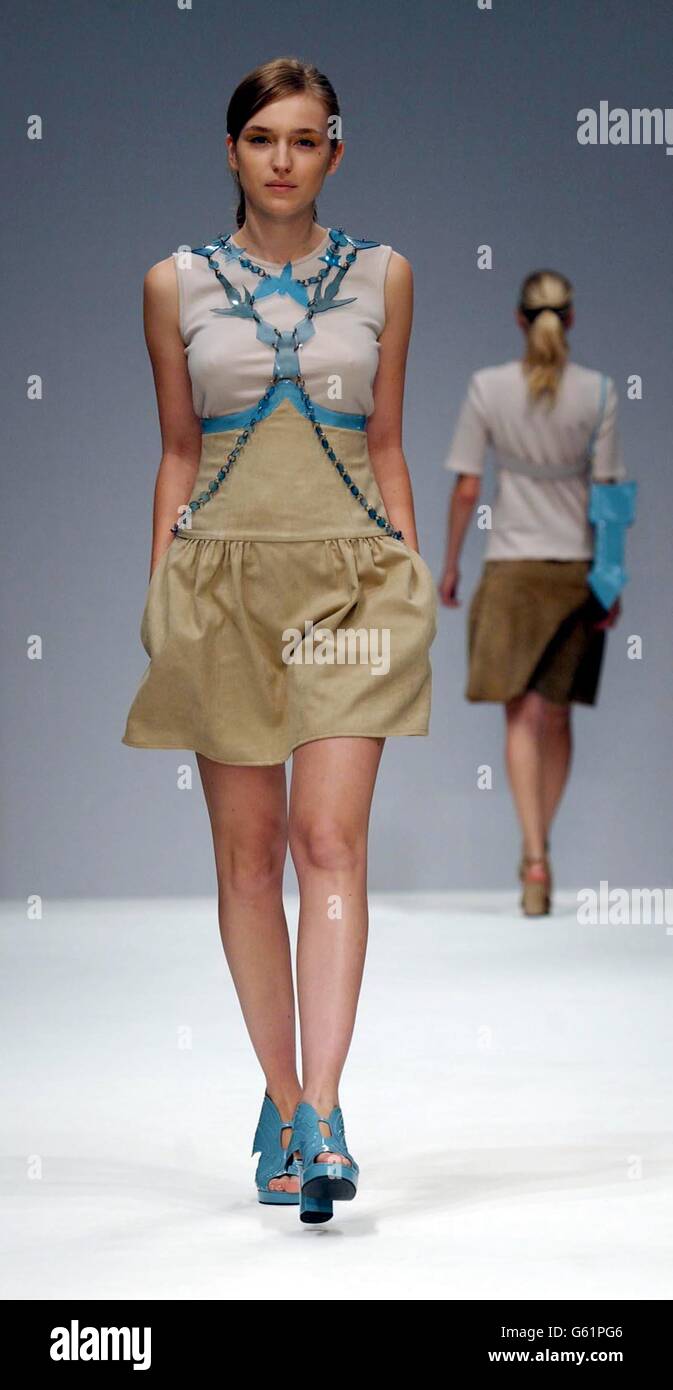 Ein Model trägt eine Kreation aus der Frühjahr/Sommer-Kollektion 2003 der Designerin Emma Cook im Rahmen der London Fashion Week am BFC Square, dem Hauptsitz von Duke of York in London. Stockfoto