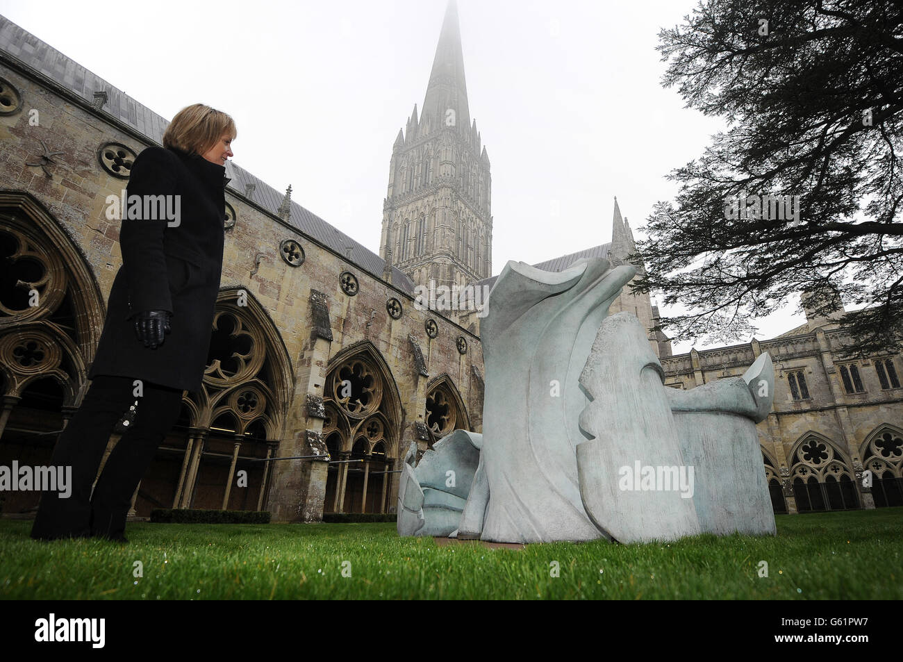 Eine Bronzeskulptur namens Souls der Künstlerin Helaine Blumenfeld auf dem Gelände der Kathedrale von Salisbury, die Teil einer Ausstellung ihrer im Dom installierten Arbeiten ist. Stockfoto