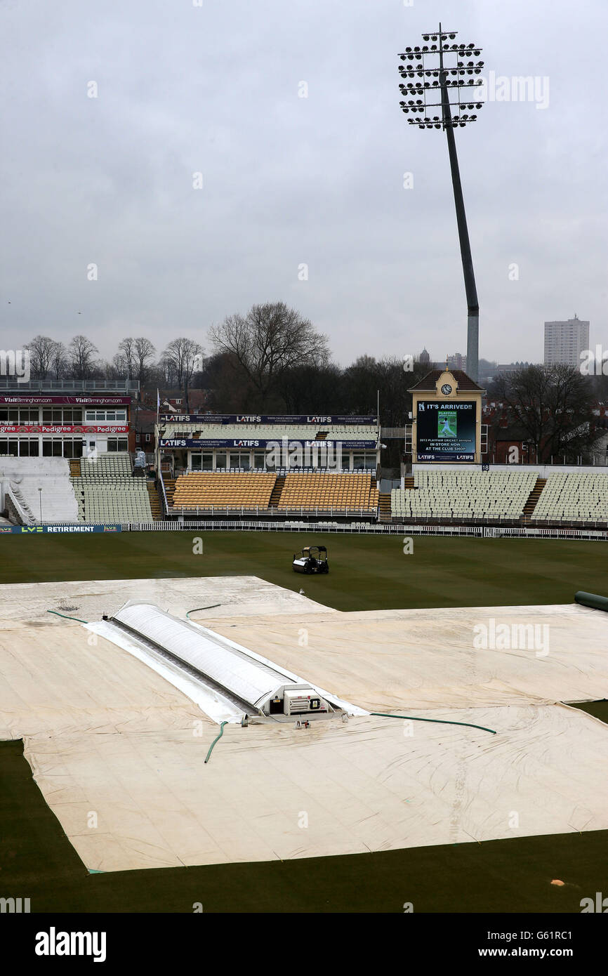 Titelabdeckungen auf dem Spielfeld verzögern den Start des dritten Tages des LV=County Championship Division One Matches zwischen Warwickshire und Derbyshire in Edgbaston, Birmingham. Stockfoto