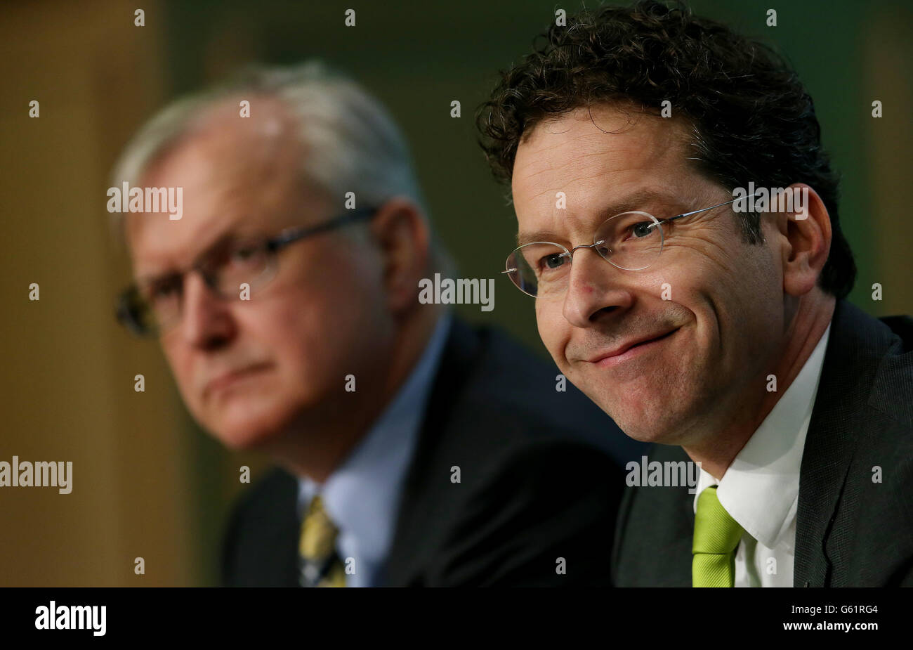 EU-Wirtschaftskommissar Olli Rehn (links) und der niederländische Finanzminister und Vorsitzender der Eurogruppe, Jeroen Dijsselbloem, bei der Pressekonferenz der Eurogruppe in Dublin Castle während des informellen Treffens der ECOFIN-Minister. Stockfoto