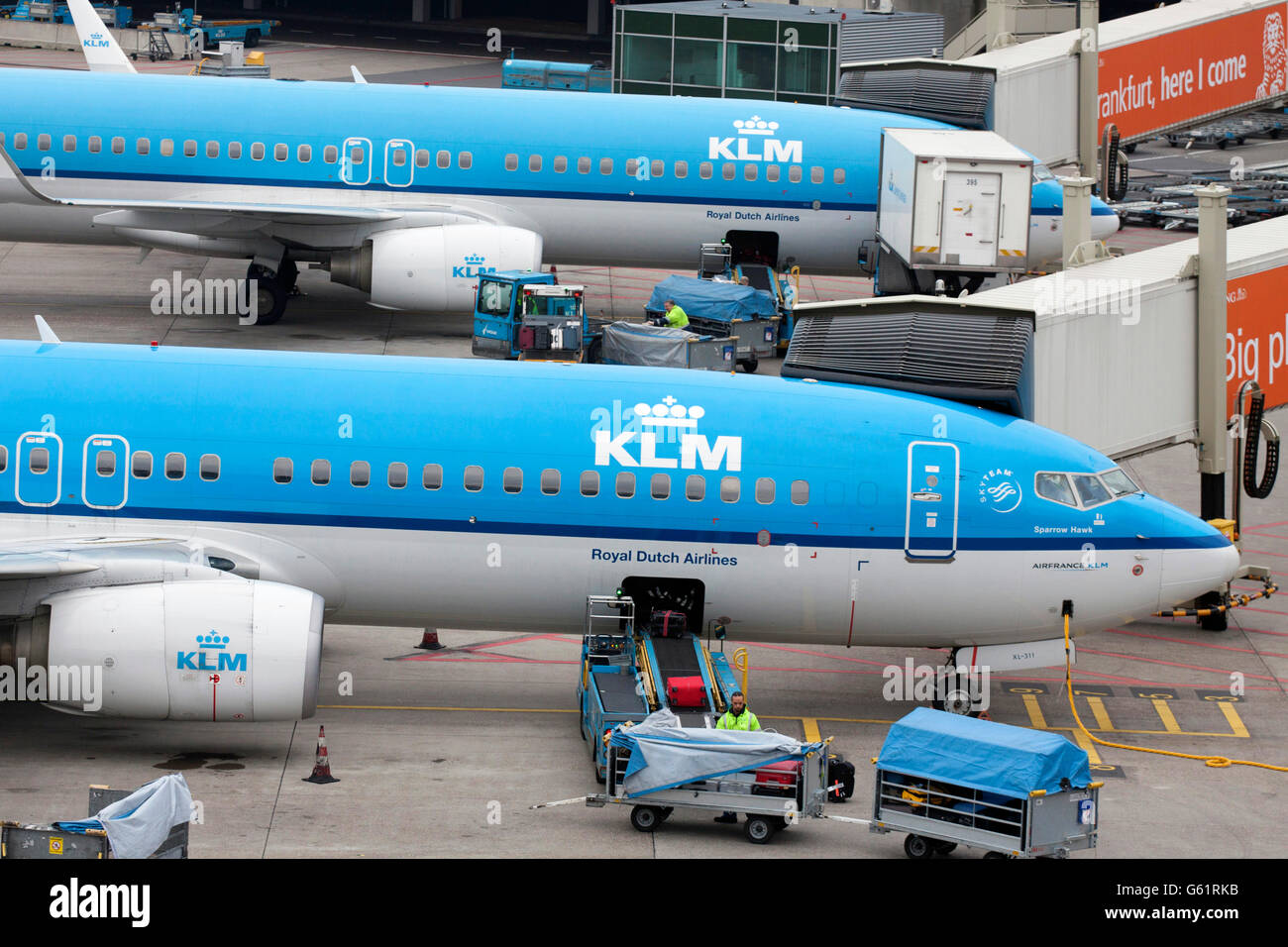 AMSTERDAM, Niederlande - 15. März 2015-Boeing-Flugzeuge geparkt vor dem Tor auf dem Flughafen Schiphol und werden von den Mitarbeitern geladen Stockfoto