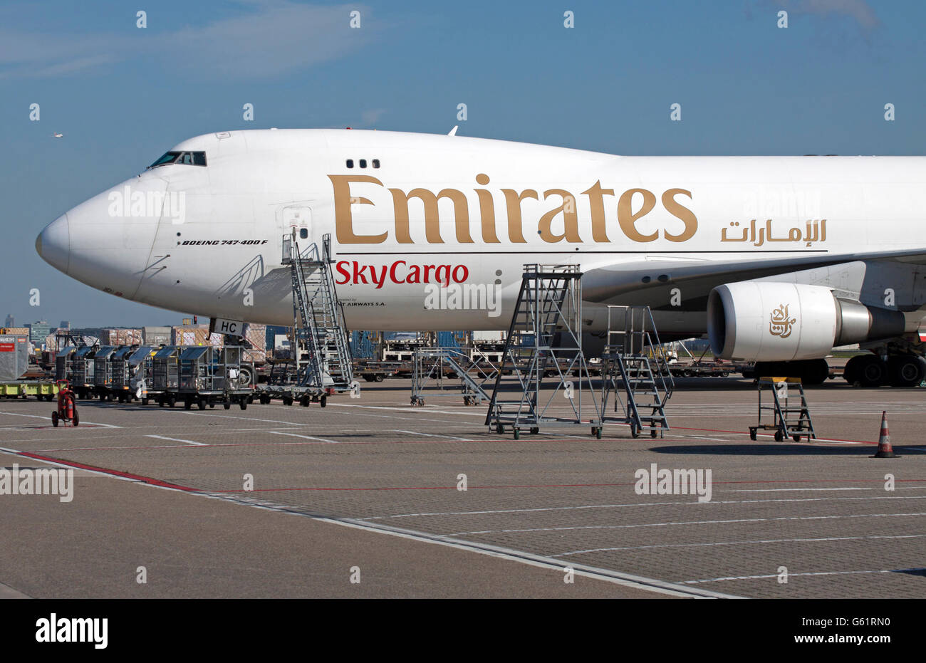 AMSTERDAM, Niederlande - 30. September 2015 Parkposition weiße Boeing 747-400 Fracht Flugzeug von Emirates Verkehrsflugzeug Dubai ist Last Stockfoto