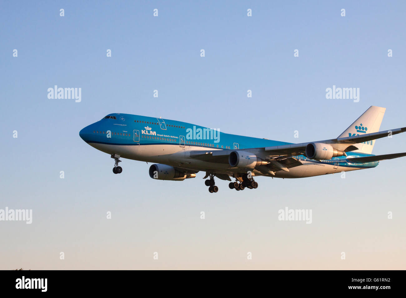 AMSTERDAM, Niederlande - beginnt 30. September 2015 Boeing 747 durch eine tiefstehende Sonne beleuchtet bis zur Landung auf der Piste auf dem Flughafen schiphol Stockfoto