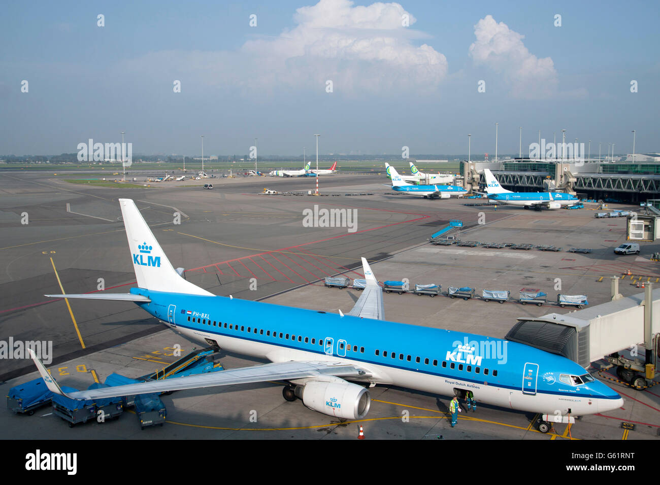 AMSTERDAM, Niederlande - Oktober 20 Anzeigen auf an- und Abreise Pier mit einem Verkehrsflugzeug der Fluggesellschaft Klm Stockfoto