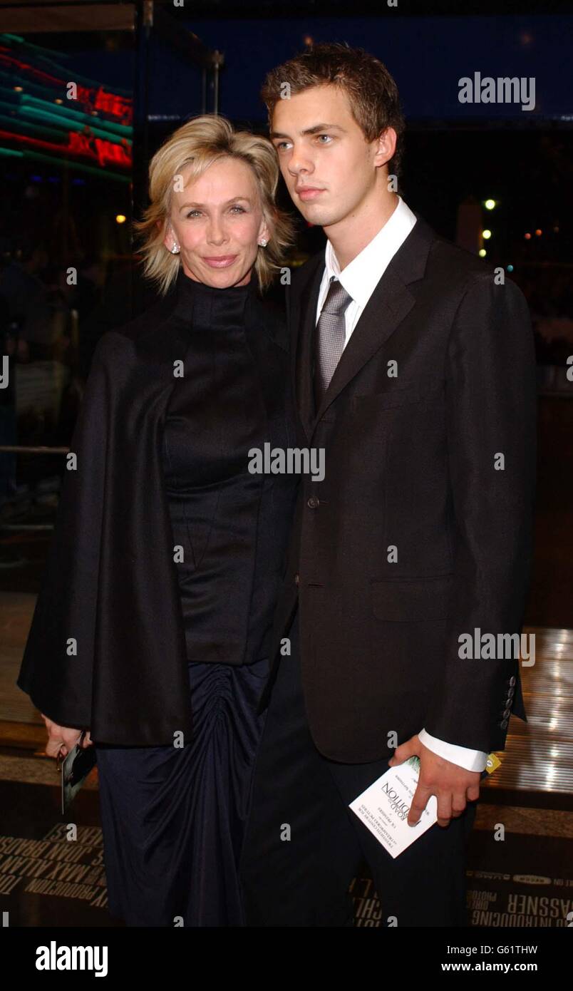 Trudie Styler und ihr Sohn kommen am Empire Leicester Square, London, zur britischen Premiere von „Road to Perdition“ an. Stockfoto