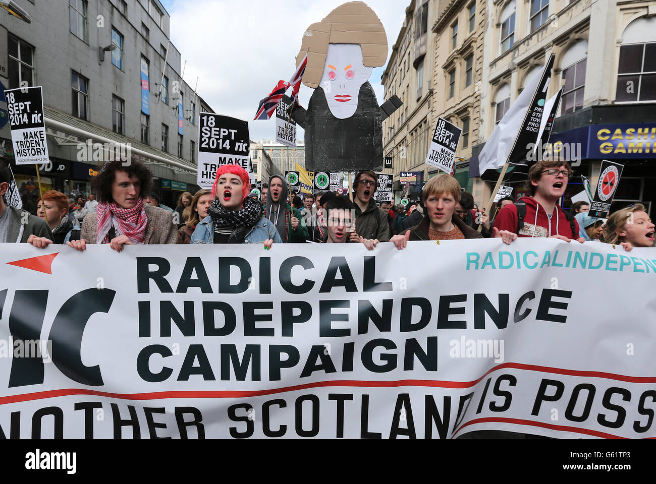 Menschen marschieren durch die Straßen von Glasgow zu einer Schrott-Trident-Demonstration. MSPs und Gewerkschafter schließen sich Aktivisten an, um gegen die geplante Erneuerung der Atomwaffen von Trident zu protestieren. Stockfoto