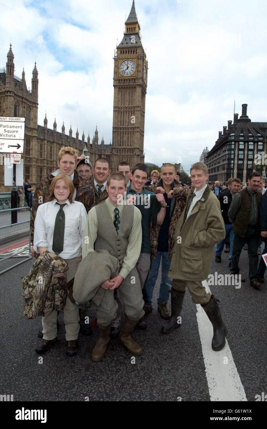 Studenten des Sparshot Agricultural College in Winchester, Hampshire, beim Liberty and Livelihood march, organisiert von der Countryside Alliance, während er durch das Zentrum Londons geht, um ihre Opposition gegen das vorgeschlagene Verbot der Fuchsjagd und Jagd mit Jagdhunden zu zeigen. *Es wird erwartet, dass bis zu 300,000 Menschen nach London kommen, um am marsch teilzunehmen, der in Richtung Whitehall führt. Stockfoto