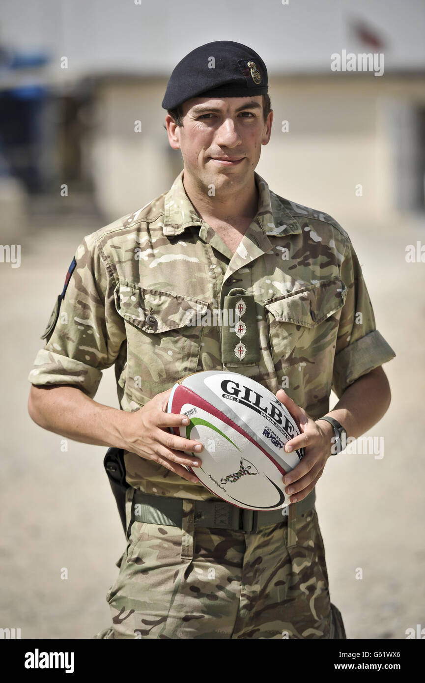 Captain Mike Wilmot von der Household Cavalry, der für die Koordinierung der Bodenbewegungen auf dem Schlachtfeld verantwortlich ist und derzeit in Afghanistan bei der Operation Herrick 18 dient, Spiele mit einem Rugby-Ball wie bei ihrer Rückkehr nach Großbritannien im September wird helfen, eine Wohltätigkeitswanderung zum Everest-Basislager zu planen, wo sie gegen Aviva Premiership-Seite Harlequins gehen werden, um einen Weltrekordversuch für das höchste Rugby-Spiel zu brechen. Stockfoto