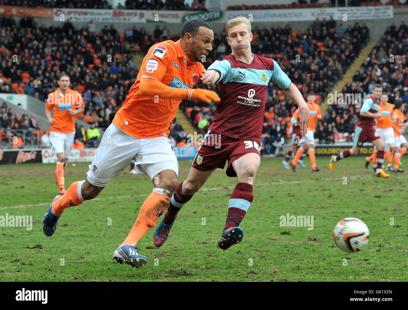 Blackpools Matt Phillips (links) und Burnleys Ben Mee in Aktion Stockfoto