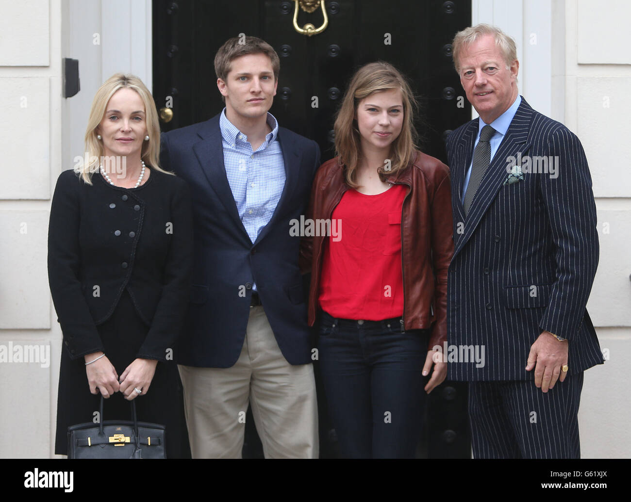 Mark Thatcher Rechts Mit Seiner Familie Links Nach Rechts Ehefrau Sarah Sohn Michael Und Tochter Amanda Vor Dem Haus Seiner Verstorbenen Mutter Ehemalige Premierministerin Margaret Thatcher In Zentral London Stockfotografie Alamy