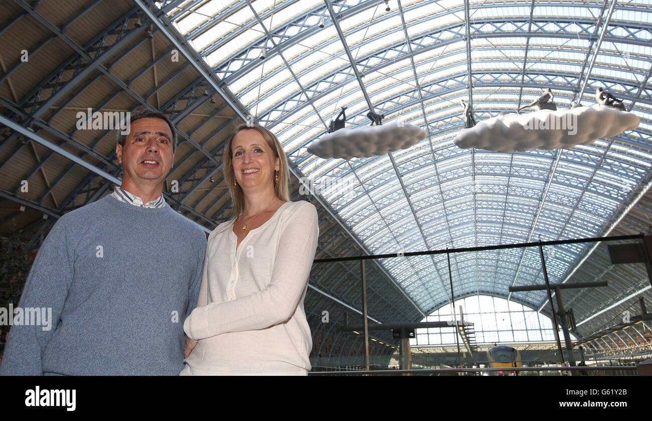 'Cloud: Meteoros' ein neues Kunstwerk von Lucy und Jorge Orta (im Bild), das vom Dach des Bahnhofs King's Cross St Pancras in London aufgehängt ist. Stockfoto