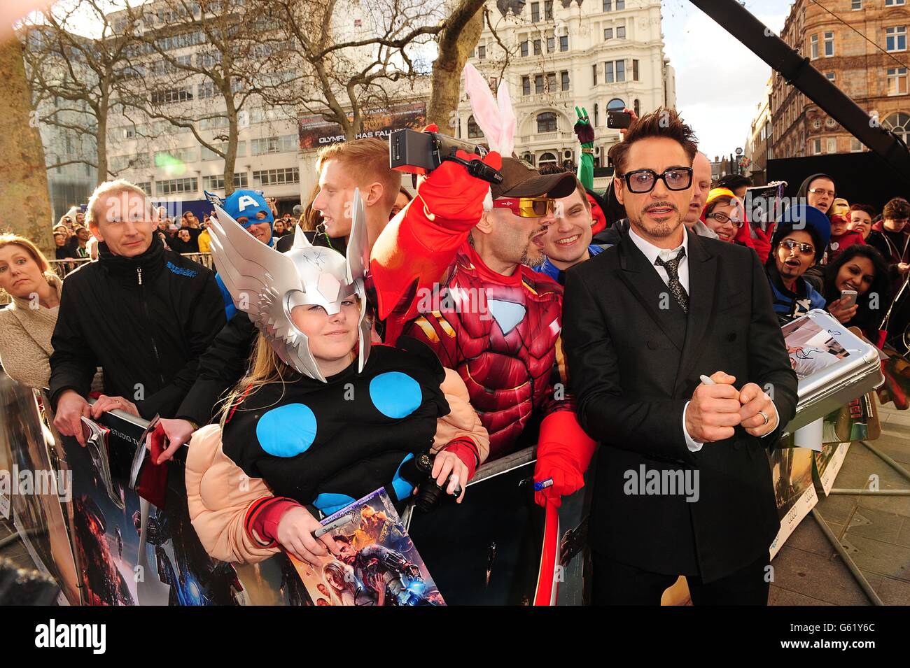 Iron Man 3 Premiere - London. Robert Downey Jr posiert mit Fans bei der Premiere von Iron man 3 im Odeon Leicester Square, London. Stockfoto