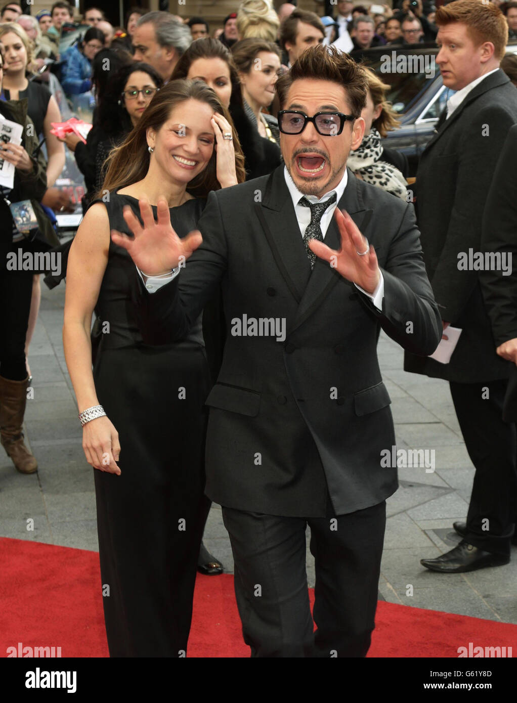 Robert Downey Jr und seine Frau Susan Downey kommen zur Premiere von Iron man 3 am Odeon Leicester Square in London an. Stockfoto