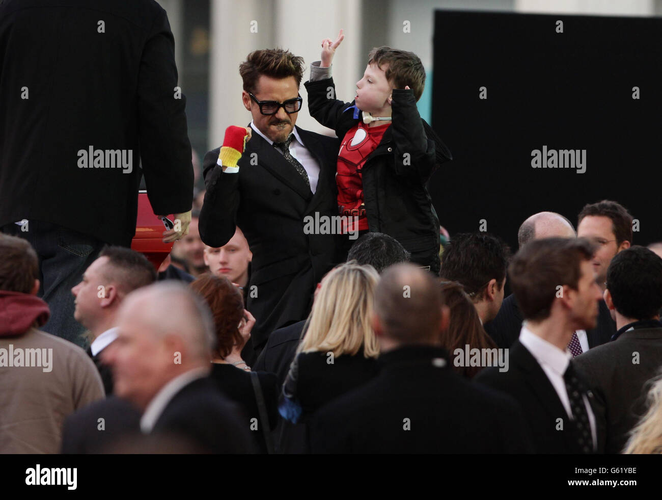 Iron Man 3 Premiere - London. Robert Downey Jr mit einem Jungen bei der Premiere von Iron man 3 am Odeon Leicester Square, London. Stockfoto