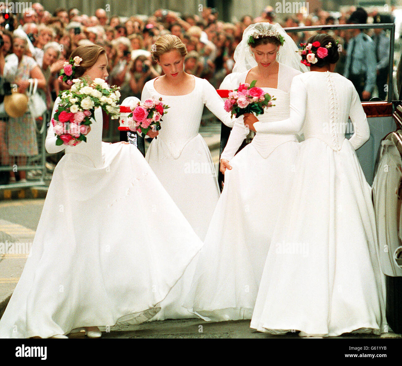 Lady Armstrong-Jones kommt mit ihren Brautjungfern, Lady Francis Armstrong-Jones, Zara Phillips und Tara Noble Singh, zur Hochzeit mit Daniel Chatto in die St. Stephen Walbrook Church, City of London. Stockfoto
