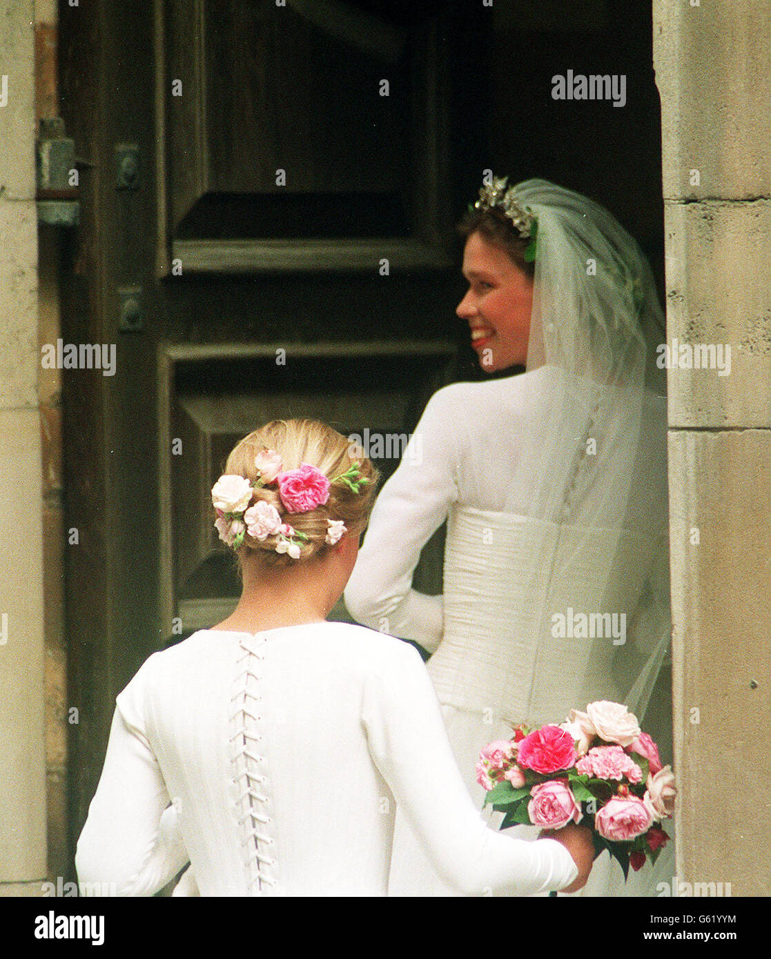 Lady Sarah Armstrong-Jones blickt über ihre Schulter und lächelt, als sie die St. Stephen Walbrook Church in London für ihre Hochzeit mit dem Schauspieler Daniel Chatto betreten hat. Stockfoto