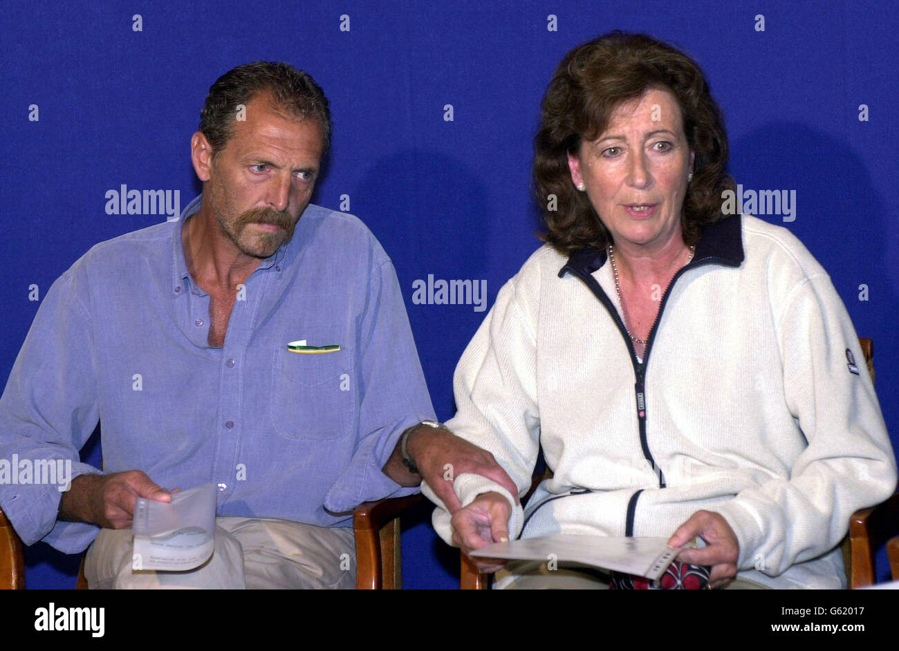 Grenville Saint während eines Appells um Informationen über seinen vermissten Vater Robert Saint, mit Familienfreund Cynthia Foulkes in Bognor Regis Polizeistation, Sussex. * der pensionierte Immobilienentwickler Robert Saint, 70, wurde seit dem letzten Mittwoch nicht mehr gesehen, als er sein Haus in Steyning, West Sussex, verließ, um einen mysteriösen Käufer für sein 45-Fuß-Boot, den Sundowner, zu treffen. Herr Saint hatte das Boot am Donnerstag vom Birdham Pool, in der Nähe von Chichester, abfahren müssen, damit der Käufer es in Aktion sehen konnte, sagte die Polizei von Sussex. Das Boot wurde in der Nähe Itschenor am Freitag gefunden, ohne Spur von Herrn Saint. Stockfoto