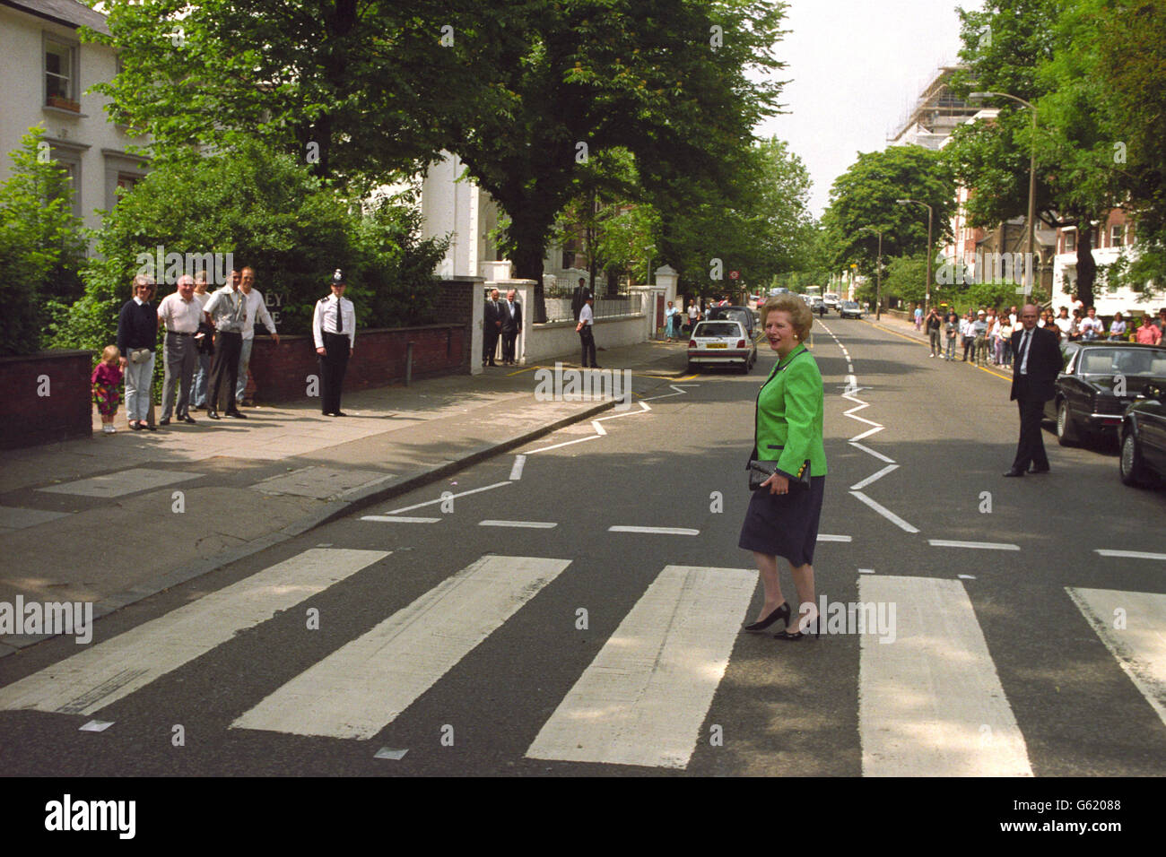 Premierministerin Margaret Thatcher geht über die Zebrakreuzung, die von den Beatles auf dem Cover ihres Abbey Road-Albums berühmt wurde. Stockfoto