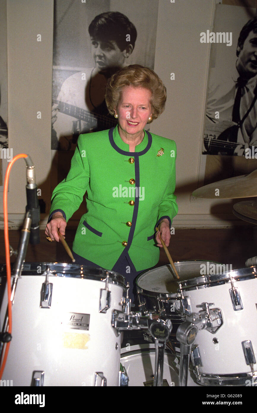 Premierministerin Margaret Thatcher spielt beim Besuch der Abbey Road Studios von EMI Schlagzeug. Stockfoto
